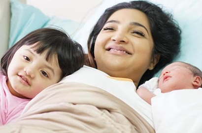 Penuh Kasih Sayang, Begini Perjuangan Ashanty Saat Menyusui Bayinya