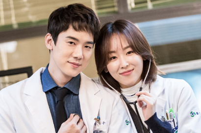 Yoo Yeon Seok - Seo Hyun Jin Kompak Selamatkan Pasien di Poster 'Romantic Doctor'
