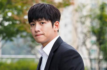 Kelelahan Syuting 'K2', Ji Chang Wook Tidur dalam Posisi Duduk di Lantai