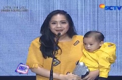 Raffi Ahmad Menang ISMA 2016, Nagita Slavina Setia Wakili Terima Piala