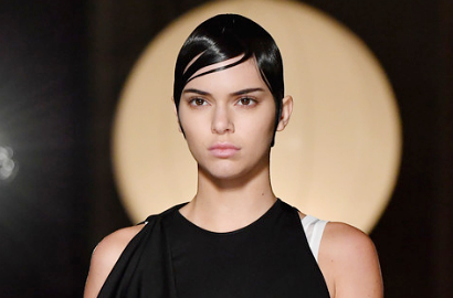 Bangun Tidur Tak Bisa Bergerak, Kendall Jenner Idap Penyakit Misterius