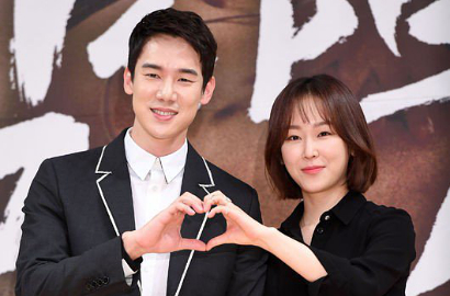 Serasinya Seo Hyun Jin-Yoo Yeon Seok di Jumpa Pers 'Romantic Doctor'