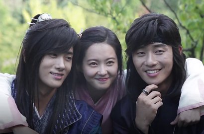 Disuruh Lari-Larian, Park Seo Joon cs Tetap Ceria Syuting Poster 'Hwarang'