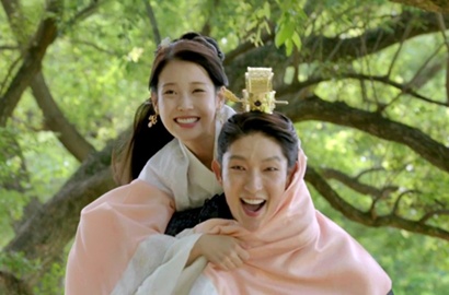 Bikin Baper, IU dan Lee Jun Ki Foto Bareng Anaknya di 'Scarlet Heart Ryeo'