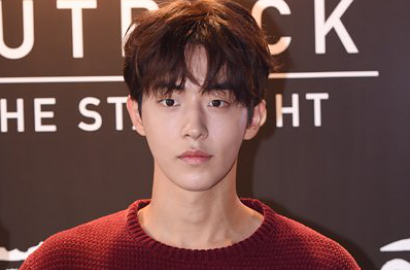 Nam Joo Hyuk Naik Tangga Pakai Tumpuan Telapak Tangan di 'Kim Bok Ju'
