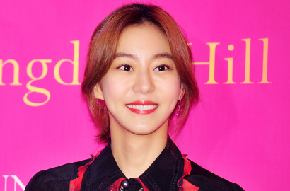 Pamer Rambut Pendek, Cantiknya Uee Semangat Kerja di 'Night Light'