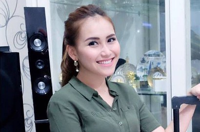 Tampil Lugu, Foto Ayu Ting Ting Galau di Ranjang Malah Dicatut Akun Facebook Mesum
