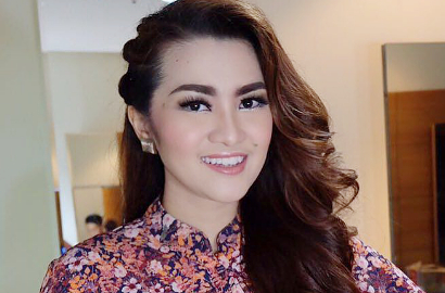Pantatnya Sengaja Dicolek Fans, Begini Reaksi Fitri Carlina