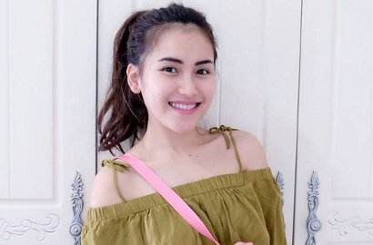 Usai Nagita, Giliran Ayu Ting Ting 'Menempelkan' Dada ke Lengan Pria