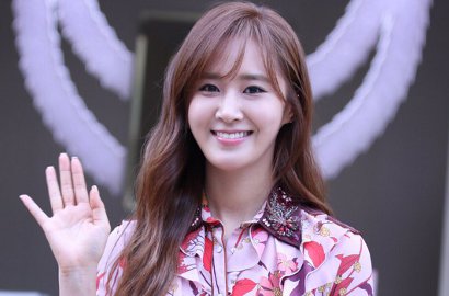 Promosi Tampil di 'Ask Us Anything', Imutnya Yuri SNSD Pakai Seragam Sekolah