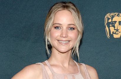 Beda 21 Tahun, Jennifer Lawrence Bangga Cium Pacar Baru di Depan Umum