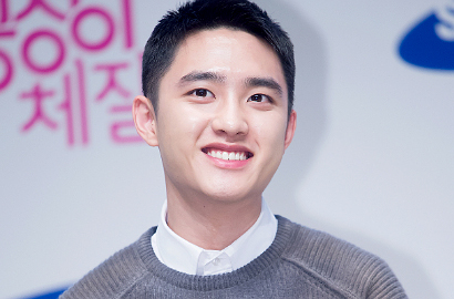 Intip Seriusnya Wajah D.O. EXO Cek Hasil Syuting Adegan 'Hyung'