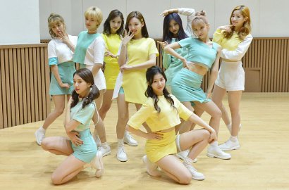 Memanjakan Mata, Contek Gaya Fashion Warna-Warni Twice Berikut Ini