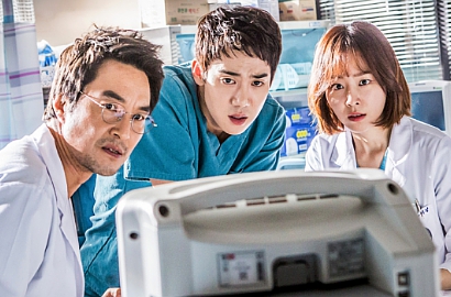 Kisruh di Bar, Yoo Yeon Seok Ketemu Dokter Senior di 'Romantic Doctor'
