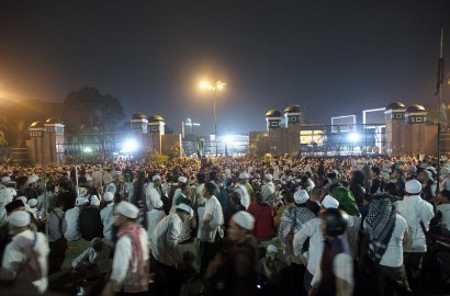Tunggu Kepastian Hukum Ahok, Demonstran Keleleran di Trotoar Jakarta