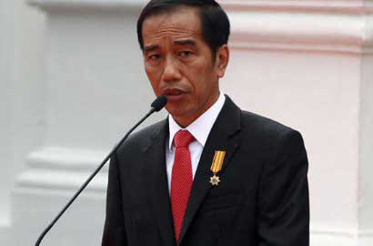 Pakai Jaket Keren Saat Jumpa Pers Usai Demo, Netter Komentari Gaya Jokowi