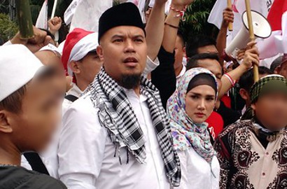 Temani Ahmad Dhani Demo, Dandanan 'Jilbobs' Mulan Jameela Banjir Hujatan