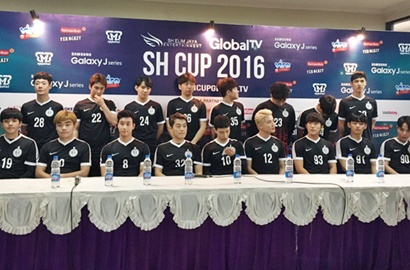 Siap Tanding, Gantengnya Junsu cs Pakai Seragam Bola di SH Cup 2016