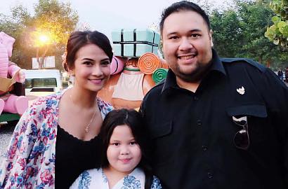 Resmi Tunangan dengan Vanessa Angel, Tangan 'Lentik' Didi Bikin Netter Salfok