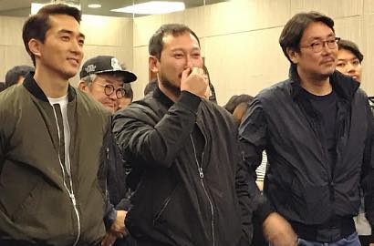 Jadi Penjahat, Song Seung Heon Serius Baca Naskah 'Commander Kim Chang Soo'