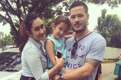 Diisukan Selingkuh dengan Nikita Mirzani, Zack Lee Kembali Cium Mesra Nafa Urbach