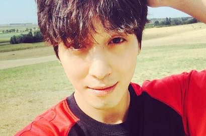 Syuting 'The Package', Yong Hwa CN Blue Jadi Anak Sekolah dan Pegawai Keren