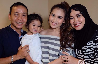 Ayu Ting Ting Cantik Berkebaya Merah, Netter Salah Fokus Bahas Cincin dan Tas Umi Khalsum