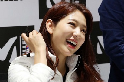 Bagi-Bagi Tanda Tangan, Senyum Cantik Park Shin Hye Ini Bikin Lumer Fans