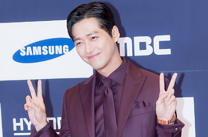 Pakai Jas, Nam Goong Min Senyum Sumringah di Foto 'Part Time Spy'