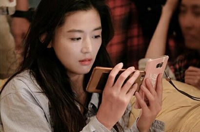 Tampak Melamun, Jun Ji Hyun Cantik Bak Dewi di BTS 'Legend of the Blue Sea'