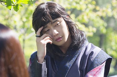 Gantengnya Park Seo Joon Didandani Jadi 'Hwarang' untuk Pemotretan Poster