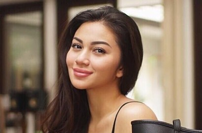 Ultah ke-20, Ariel Tatum Pose Julurkan Lidah Sambil Pamer Kue Tart 'Nakal'