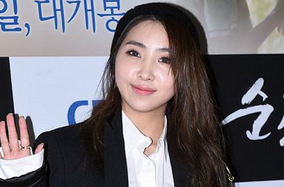 Usung Gaya Dewasa, Busana Ini Malah Buat Minzy Dibilang Mirip Ahjumma