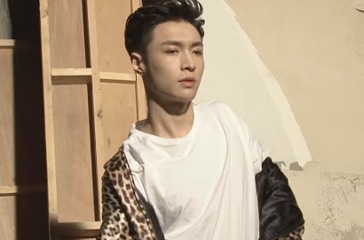 Bercanda Sambil Pamer Abs, Begini Serunya Lay Syuting MV 'Lose Control'