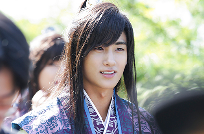 Bak Karakter Anime, Siap-Siap Terpesona Kerennya Hyungsik di 'Hwarang'