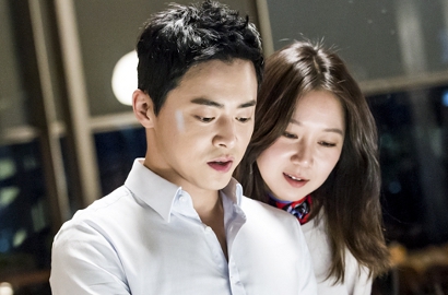 Tiduran Bareng, Gong Hyo Jin - Jo Jung Suk Saling Tatap Mesra di 'Incarnate'