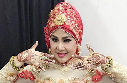 Elvi Sukaesih Nyanyi Lagu India 'Bole Cudiyan' di Indonesian Dangdut Awards