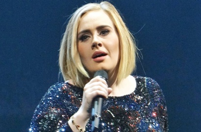 Muncul Dari Bawah Panggung Nyanyi 'Hello', Adele Bikin Fans Baper di Konser