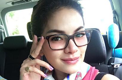 Pose Bentuk Jari Tangan Lambang Mesum, Nikita Mirzani Bikin Netter Jijik