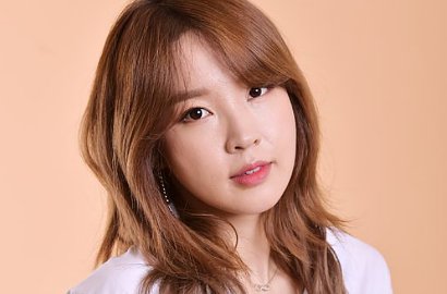Pamer Suara Merdu, Jiyoon Eks 4Minute Santai Nyanyikan 'Magnet'