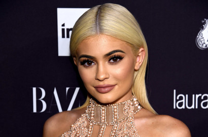 Dikabarkan Jadi Penyanyi Band Terror Jr, Begini Jawaban Kylie Jenner