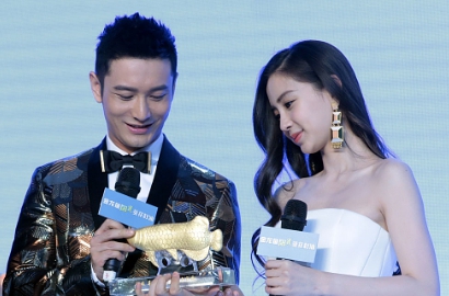 Bikin Gemas, Romantisnya Angelababy-Huang Xiaoming Pakai Sandal Couple