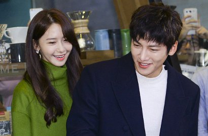 Cerianya Yoona dan Ji Chang Wook Bagi-Bagi Kopi ke Fans 'K2'