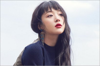 Sadar Dirinya Seksi, Sulli Pamer Bagian Tubuh Ini di Pemotretan Iklan Baru