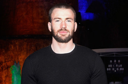 Pose Tanpa Busana, Chris Evans Peluk Mesra Aktris Cantik Ini di Iklan Parfum