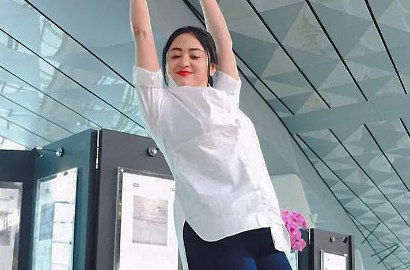 Asyik Berenang, Dewi Persik Pamer Foto Dikecup Mesra Cowok Ini