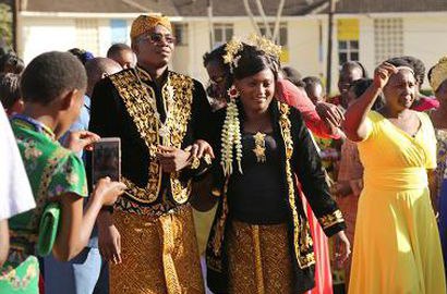 Unik, Pengantin Asal Kenya Ini Menikah dengan Adat Jawa