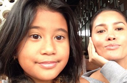 Berkebaya, Cantiknya Putri Titi Rajo Bintang Pose Bareng Ibunda di Hari Pernikahan