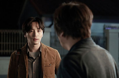 Sendu, Byun Yo Han Berkaca-Kaca di Poster Karakter 'Will You be There?'