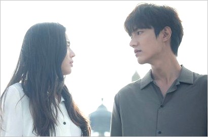 Romantis, Lee Min Ho Payungi Jun Ji Hyun di Poster 'Legend of the Blue Sea'
